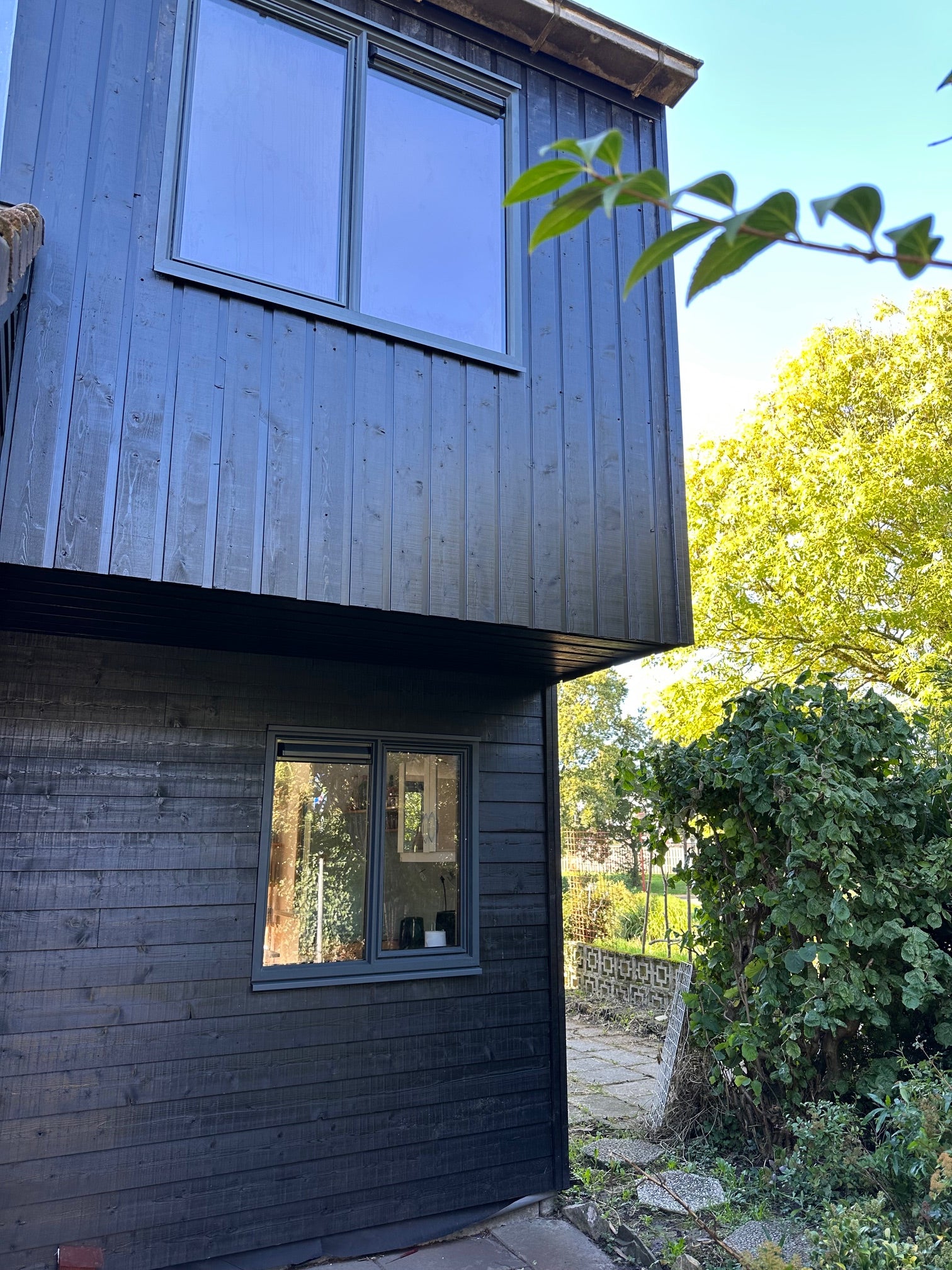 Het plaatsen van verticale houten gevelbekleding zorgt voor een moderne uitstraling